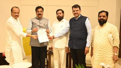Earlier, Shivtare (second from left) had announced that he would contest as an independent candidate from Baramati. (HT PHOTO) Earlier, Shivtare (second from left) had announced that he would contest as an independent candidate from Baramati. (HT PHOTO)