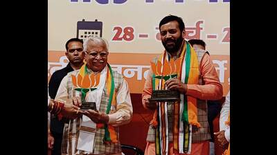 Haryana chief minister Nayab Singh Saini and former CM Manohar Lal Khattar at workers’ meeting in Karnal City. (HT Photo) Haryana chief minister Nayab Singh Saini and former CM Manohar Lal Khattar at workers’ meeting in Karnal City. (HT Photo)