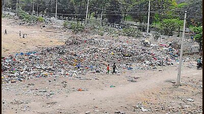 Residents also complained that the waste has now made its way to the adjacent roads. (HT File Photo) Residents also complained that the waste has now made its way to the adjacent roads. (HT File Photo)