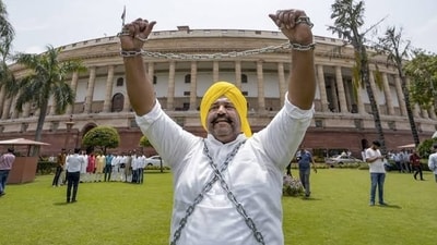Sushil Kumar Rinku had arrived in the Parliament complex in chains to protest against his suspension from Lok Sabha. Sushil Kumar Rinku had arrived in the Parliament complex in chains to protest against his suspension from Lok Sabha.