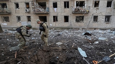 Police experts work at the site where buildings were damaged by a Russian military strike, amid Russia's attack on Ukraine, in Kharkiv, Ukraine (REUTERS)