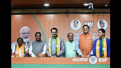 Union education minister Dharmendra Pradhan, BJP vice president Baijayant Panda and others welcome BJD leaders, Bhartruhari Mahtab, Sidhant Mohapatra and Dr Damayanti Beshra ahead of the Lok Sabha elections in New Delhi on Thursday (ANI) Union education minister Dharmendra Pradhan, BJP vice president Baijayant Panda and others welcome BJD leaders, Bhartruhari Mahtab, Sidhant Mohapatra and Dr Damayanti Beshra ahead of the Lok Sabha elections in New Delhi on Thursday (ANI)