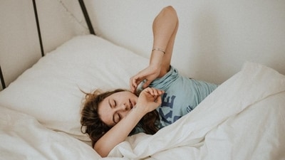 We should turn off screens at night. The blue light from the screen disrupts the body's sleep-wake cycle and inhibits the production of Melatonin. (Unsplash) We should turn off screens at night. The blue light from the screen disrupts the body's sleep-wake cycle and inhibits the production of Melatonin. (Unsplash)