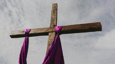 Varied Observances: Different Christian denominations observe Good Friday in various ways. While some focus on solemn church services and processions, others engage in fasting, prayer vigils, and reenactments of the crucifixion. (Unsplash) Varied Observances: Different Christian denominations observe Good Friday in various ways. While some focus on solemn church services and processions, others engage in fasting, prayer vigils, and reenactments of the crucifixion. (Unsplash)