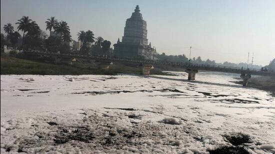 For the last few months, the pollution in the Indrayani river has become a serious point of concern in the Pune district. For several days, residents have seen a thick layer of white foam forming over the river. (HT FILE)