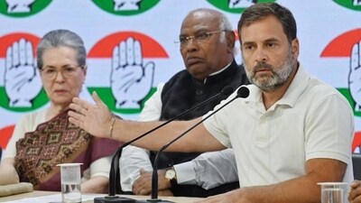 Congress President Mallikarjun Kharge and party leaders Sonia Gandhi and Rahul Gandhi brief the media, at AICC headquarters, in New Delhi. (HT photo/Raj K Raj) Congress President Mallikarjun Kharge and party leaders Sonia Gandhi and Rahul Gandhi brief the media, at AICC headquarters, in New Delhi. (HT photo/Raj K Raj)