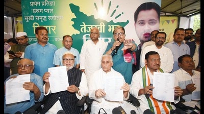 Bihar RJD and Congress leaders announce the Grand Alliance’s seat sharing agreement Patna on Friday. (Santosh Kumar/HT Photo) Bihar RJD and Congress leaders announce the Grand Alliance’s seat sharing agreement Patna on Friday. (Santosh Kumar/HT Photo)