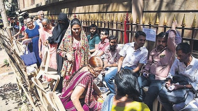 People queue up at the RBI offices to swap ₹2,000 notes on Tuesday. (Bhushan Koyande/HT Photo) People queue up at the RBI offices to swap ₹2,000 notes on Tuesday. (Bhushan Koyande/HT Photo)