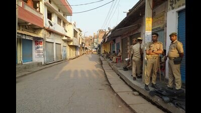 Police personnel stand guard near closed shops at the native place of the gangster-politician Mukhtar Ansari at Mohammadabad after his death, in Ghazipur district, Friday. (PTI) Police personnel stand guard near closed shops at the native place of the gangster-politician Mukhtar Ansari at Mohammadabad after his death, in Ghazipur district, Friday. (PTI)