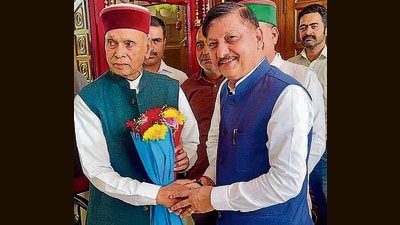 Rajinder Rana (right) calls on former Himachal chief minister Prem Kumar Dhumal in Samirpur on Friday. (HT Photo) Rajinder Rana (right) calls on former Himachal chief minister Prem Kumar Dhumal in Samirpur on Friday. (HT Photo)