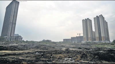 The fire at the dumping ground in Sector 32, Noida was completely extinguished on Friday. (Sunil Ghosh/HT Photo) The fire at the dumping ground in Sector 32, Noida was completely extinguished on Friday. (Sunil Ghosh/HT Photo)