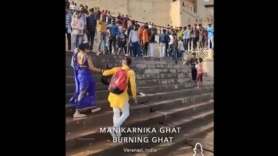 Crowd harassing couple in Uttar Pradesh's Varanasi. (Reddit/@anonymouse_2001) Crowd harassing couple in Uttar Pradesh's Varanasi. (Reddit/@anonymouse_2001)
