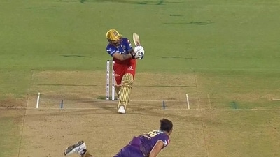 Virat Kohli hits the six off Mitchell Starc during match against KKR in IPL 2024 (X)