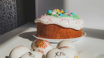 Kulich (Russia): A tall, cylindrical Easter bread with a sweet, light crumb, Kulich is a staple in Russian Easter celebrations. It is often topped with a sugary glaze and decorated with colourful sprinkles or edible flowers, symbolizing the joy of Easter. (Unsplash) Kulich (Russia): A tall, cylindrical Easter bread with a sweet, light crumb, Kulich is a staple in Russian Easter celebrations. It is often topped with a sugary glaze and decorated with colourful sprinkles or edible flowers, symbolizing the joy of Easter. (Unsplash)