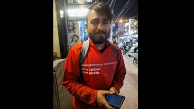 Zomato delivery partner sobbing in GTB Nagar in Delhi. (X/@Sohamllb) Zomato delivery partner sobbing in GTB Nagar in Delhi. (X/@Sohamllb)