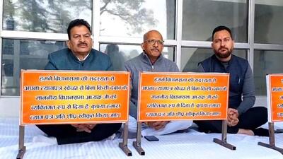 (From left) Three Independent MLAs KL Thakur, Hoshiyar Singh and Ashish Sharma holding a protest outside the Himachal Pradesh Vidhan Sabha in Shimla on Saturday. (Deepak Sansta/HT) (From left) Three Independent MLAs KL Thakur, Hoshiyar Singh and Ashish Sharma holding a protest outside the Himachal Pradesh Vidhan Sabha in Shimla on Saturday. (Deepak Sansta/HT)