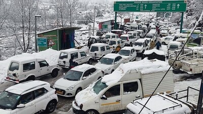 A long vehicular traffic jam witnessed as Himachal Pradesh receives fresh snowfall. (ANI) A long vehicular traffic jam witnessed as Himachal Pradesh receives fresh snowfall. (ANI)