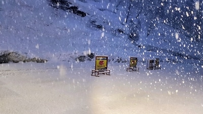 "As per inputs from Dhundhi, the area around South Portal is witnessing heavy snowfall, and the road from South Portal up to Solang Nallah is not fit for any type of traffic," read the post by the Himachal Pradesh police. (ANI) "As per inputs from Dhundhi, the area around South Portal is witnessing heavy snowfall, and the road from South Portal up to Solang Nallah is not fit for any type of traffic," read the post by the Himachal Pradesh police. (ANI)