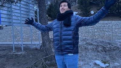 Gautam even stuck a filmy pose, a la Shah Rukh Khan, in the snow, much to the delight of Mahesh’s fans. (Instagram) Gautam even stuck a filmy pose, a la Shah Rukh Khan, in the snow, much to the delight of Mahesh’s fans. (Instagram)