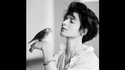 Matthew Rolston’s iconic 1988 portrait of Isabella Rossellini with a bird.