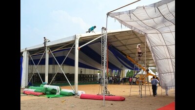 Preparation in full swing at Ramlila Maidan for "India Bloc" Maharally in New Delhi on Saturday. (Vipin Kumar/HT)