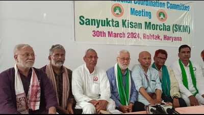 Senior Samyukt Kisan Morcha (SKM) leaders during a meeting held in Rohtak on Saturday. (HT Photo)