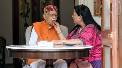 The central government announced five names for the Bharat Ratna this year, which also included BJP leader LK Advani. President Murmu will pay a visit to senior BJP leader LK Advani's residence and confer him with the prestigious award later in the day, news agency ANI said quoting sources. This was decided in view of the ailing health of the veteran BJP leader Advani, it added. (ANI) The central government announced five names for the Bharat Ratna this year, which also included BJP leader LK Advani. President Murmu will pay a visit to senior BJP leader LK Advani's residence and confer him with the prestigious award later in the day, news agency ANI said quoting sources. This was decided in view of the ailing health of the veteran BJP leader Advani, it added. (ANI)