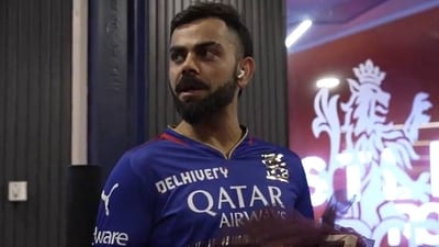 Virat Kohli speaks to his RCB teammates after the team's loss against KKR