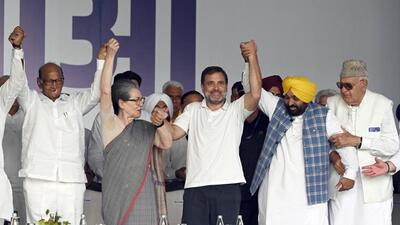 (From left) NCP (SP) chief Sharad Pawar, Congress leaders Sonia Gandhi and Rahul Gandhi, Punjab chief minister and AAP leader Bhagwant Mann; and National Conference president Farooq Abdullah at the Ramlila Maidan on Sunday. (Sanjeev Verma/HT Photo\) (From left) NCP (SP) chief Sharad Pawar, Congress leaders Sonia Gandhi and Rahul Gandhi, Punjab chief minister and AAP leader Bhagwant Mann; and National Conference president Farooq Abdullah at the Ramlila Maidan on Sunday. (Sanjeev Verma/HT Photo\)
