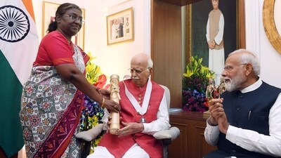 President Droupadi Murmu confers Bharat Ratna upon veteran Bharatiya Janata Party (BJP) leader LK Advani, as Prime Minister Narendra Modi looks on, at the latter's residence, in New Delhi on Sunday. (ANI) President Droupadi Murmu confers Bharat Ratna upon veteran Bharatiya Janata Party (BJP) leader LK Advani, as Prime Minister Narendra Modi looks on, at the latter's residence, in New Delhi on Sunday. (ANI)