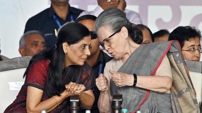 Congress leader Sonia Gandhi and Sunita Kejriwal at Ramlila Maidan on Sunday. (Sanjeev Verma/HT photo)
