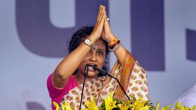 Jailed former Jharkhand CM Hemant Soren's wife Kalpana Soren addresses the INDIA bloc's 'Loktantra Bachao Rally' at Ramleela Maidan in Delhi on Sunday. (PTI) Jailed former Jharkhand CM Hemant Soren's wife Kalpana Soren addresses the INDIA bloc's 'Loktantra Bachao Rally' at Ramleela Maidan in Delhi on Sunday. (PTI)