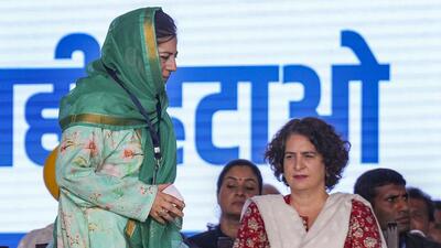 PDP chief Mehbooba Mufti and Congress leader Priyanka Gandhi Vadra during the INDIA bloc's 'Loktantra Bachao Rally' at Ramleela Maidan in Delhi on Sunday (PTI)