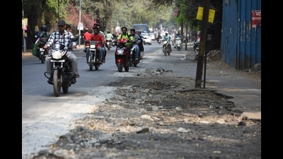 The 2.8-kilometre stretch of Dr Ambedkar Road was turned in one way three years ago due to metro construction work. (MAHENDRA KOLHE/ HT PHOTO) The 2.8-kilometre stretch of Dr Ambedkar Road was turned in one way three years ago due to metro construction work. (MAHENDRA KOLHE/ HT PHOTO)
