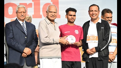 UT administrator Banwarilal Purohit honouring the winners. (HT Photo) UT administrator Banwarilal Purohit honouring the winners. (HT Photo)