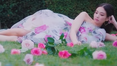 Jennie Kim in Solo music video (2018) (YouTube / BLACKPINK) Jennie Kim in Solo music video (2018) (YouTube / BLACKPINK)