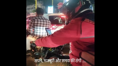 Snapshot of the delivery agent studying while in traffic. (X/@ayusshsanghi) Snapshot of the delivery agent studying while in traffic. (X/@ayusshsanghi)