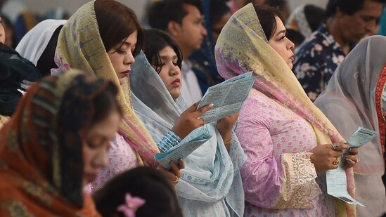 Christian devotees attend midnight Easter Mass at Central brooks memorial church in Karachi on March 31.(AFP)
