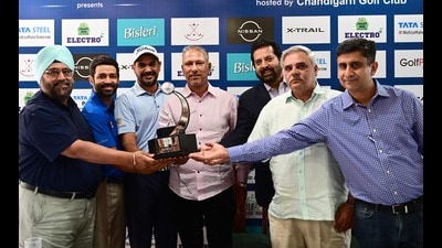 (From left) Chandigarh Golf Club president Ravibir Singh, leading Indian golfers Abhinav Lohan, Gaganjeet Bhullar and Jeev Milkha Singh; PGTI CEO Uttam Singh Mundy; club captain Rohit Dagar, and club’s tournament and handicapping chairman Dr Agnish Rajesh with the Chandigarh Open 2024 trophy on Monday. (Ravi Kumar/HT)