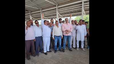 Commission agents under the banner of the Haryana State Anaj Mandi Arhtiyas Association protesting at New Grain Market in Karnal. (HT Photo) Commission agents under the banner of the Haryana State Anaj Mandi Arhtiyas Association protesting at New Grain Market in Karnal. (HT Photo)