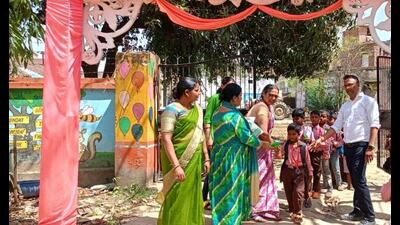 Govt school students greeted with sweets on Day 1 in Uttar Pradesh (HT photo) Govt school students greeted with sweets on Day 1 in Uttar Pradesh (HT photo)