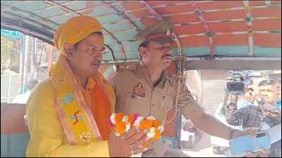 Hindu activist being taken to police station while attempting to move towards Krishna Koop at Shahi Eidgah in Mathura (HT photo) Hindu activist being taken to police station while attempting to move towards Krishna Koop at Shahi Eidgah in Mathura (HT photo)