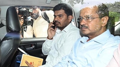 Enforcement Directorate team leaves with Delhi CM Arvind Kejriwal from ED office to Rouse Avenue Court in New Delhi. (Photo by Arvind Yadav/ Hindustan Times)