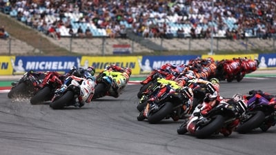 General view at the start of the race (REUTERS)
