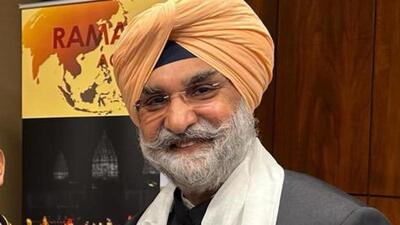 Sandhu also met BJP ticket contender Rajinder Mohan Singh Chhina at his residence in Ranjit Avenue. (HT photo)