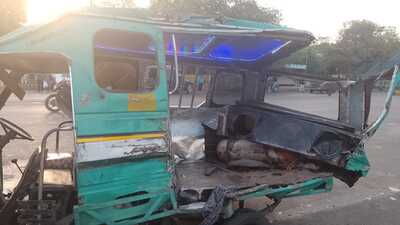 The collision was so strong that the tempo’s back side was damaged. (HT)