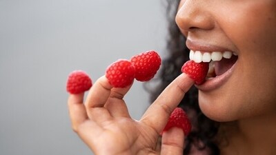 It is recommended to keep fruits and a handful of almonds as healthy snacking options. (Freepik) It is recommended to keep fruits and a handful of almonds as healthy snacking options. (Freepik)
