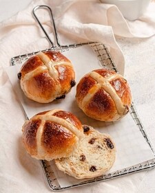 Hot Cross buns (Instagram) Hot Cross buns (Instagram)