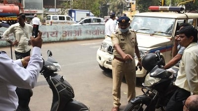 Mumbai, India - April 21, 2022: Mumbai Traffic Police personnel apprehend motorists driving on the wrong side of the road during a Nakabandi at Adani Junction, Kandivali, in Mumbai, India, on Thursday, April 21, 2022. (Photo by Vijay Bate/HT Photo) (HT PHOTO) Mumbai, India - April 21, 2022: Mumbai Traffic Police personnel apprehend motorists driving on the wrong side of the road during a Nakabandi at Adani Junction, Kandivali, in Mumbai, India, on Thursday, April 21, 2022. (Photo by Vijay Bate/HT Photo) (HT PHOTO)