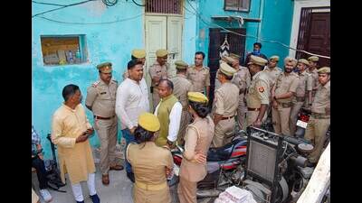 Police personnel deployed outside the residence of Ittehad-e-Millat Council chief Maulana Tauqeer Raza, in Bareilly, Wednesday, March 15, 2023 (PTI File) Police personnel deployed outside the residence of Ittehad-e-Millat Council chief Maulana Tauqeer Raza, in Bareilly, Wednesday, March 15, 2023 (PTI File)